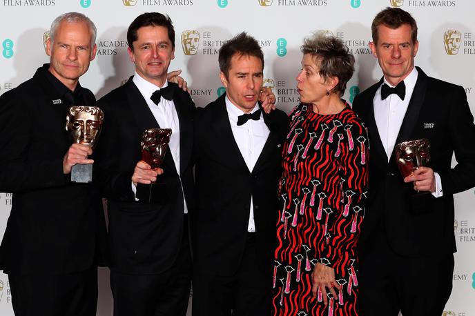 bafta, Trije plakati pred mestom | Foto Reuters