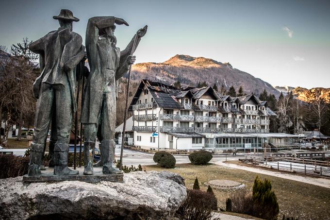 Spomenik štirih srčnih mož je bil postavljen v spomin na štiri domačine, ki so se pred 239 leti prvi povzpeli na Triglav. | Foto: Vid Ponikvar