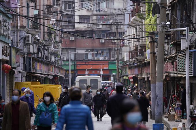 Wuhanska tržnica, kjer so zabeležili prve primere okužb z novim koronavirusom, je v bližini dveh raziskovalnih inštitutov za nalezljive bolezni, poroča BBC. | Foto: Reuters