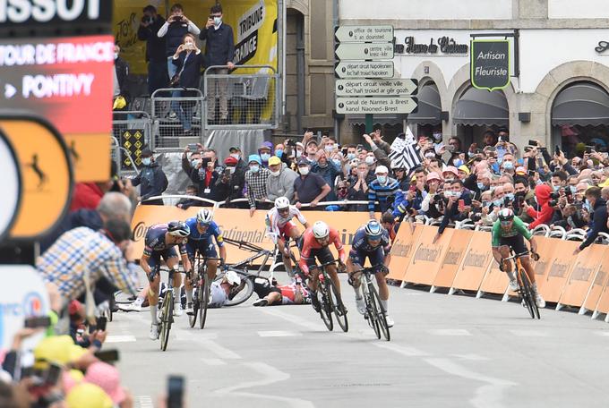 V ponedeljek je prišlo do padca tudi v zaključku etape. | Foto: Guliverimage/Vladimir Fedorenko