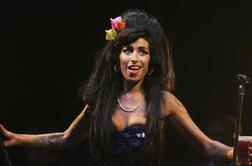 Pesmi Amy Winehouse pomagale njenim staršem preboleti izgubo