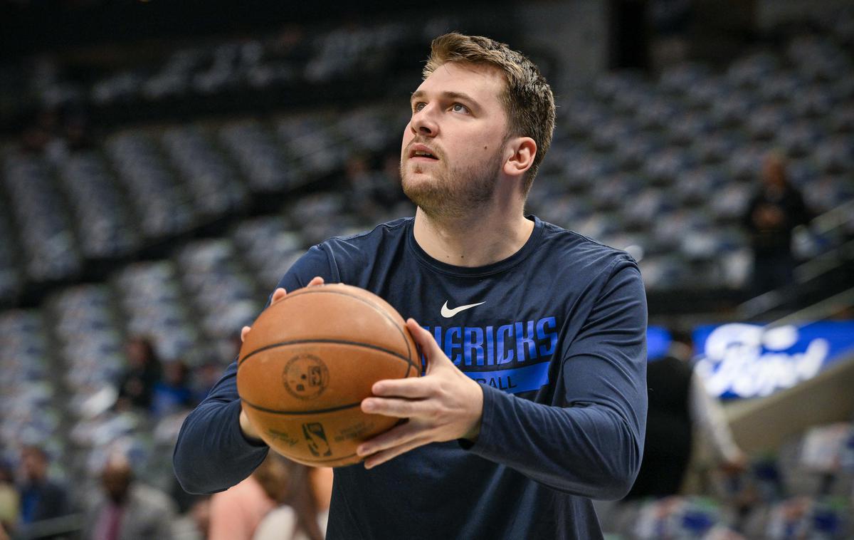 Luka Dončić | Luka Dončić je z ekipo v Sacramentu, a zaradi poškodbe spet ni igral. | Foto Reuters