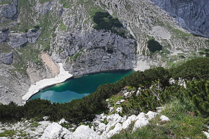 Na Kriških podih so kar tri visokogorska jezera. Največje je Spodnje Kriško jezero na nadmorski višini 1.880  metrov in hkrati tudi najbolj fotogenično in najtoplejše. Jezero ovalne oblike je dolgo približno 140 metrov, široko 100 metrov in globoko 8,5 metra. | Foto: Alenka Teran Košir