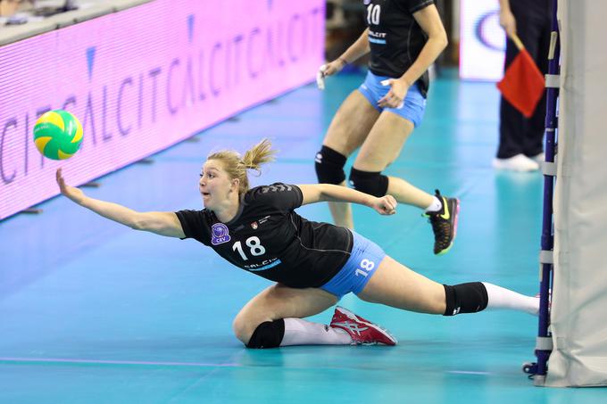 Calcit Volleyball iz slovenske prestolnice je klub, ki mu pomaga že dobro leto. V teh dneh se s soigralkami pripravlja na finale državnega prvenstva proti Mariboru. Ljubljansko-mariborsko rivalstvo, predvsem v nogometu, ji je dobro znano. | Foto: Morgan Kristan / Sportida