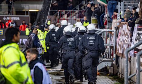 Številni ranjeni po spopadu navijačev in policije