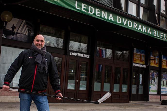 Toni Tišlar | Toni Tišlar, ki je igralska poglavja polnil tako v dresu Jesenic kot Olimpije ter v jugoslovanski in slovenski reprezentanci, danes znanje prenaša na člansko ekipo Bleda. Petkrat je bil državni prvak (večinoma z Jesenicami, enkrat z Olimpijo), igral je tudi za Bled, Kranjsko Goro in Feltre. Reprezentančni dres je nosil tako v času Jugoslavije, glavnino tekem pa odigral za Slovenijo. | Foto Grega Valančič/Sportida