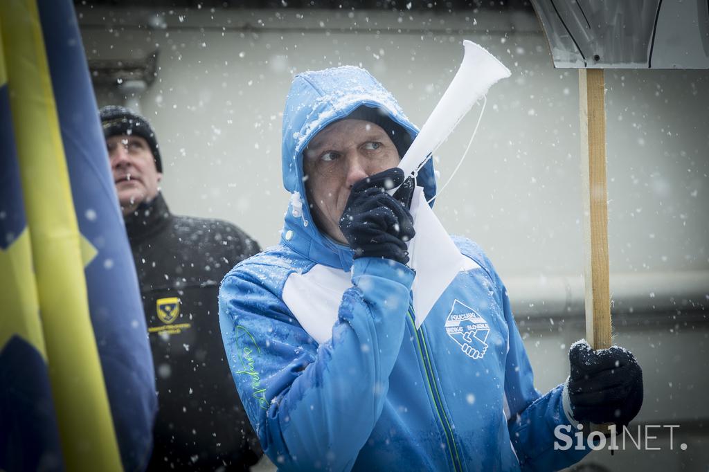 protest policistov pred vlado