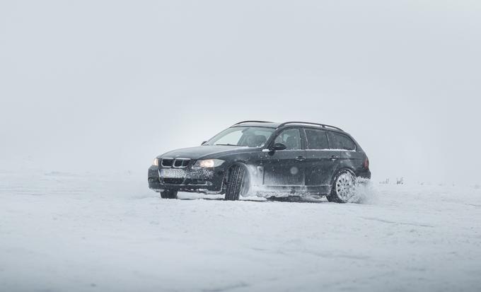 Povod za udarce in brce je bila zamera trojice do utrujenega reševalca, ki pred počitkom ni želel iz snega izvleči njihovega avtomobila, s katerim so pred tem razrili utrjeno smučišče, po katerem se ne bi smeli voziti.  | Foto: Shutterstock