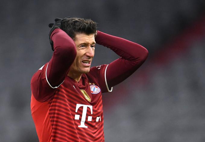 Lewandowski se je kljub 20. golu držal za glavo, saj so tretjič v sezoni izgubili. | Foto: Reuters