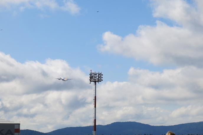 letališče | Letalo je moralo pristati zaradi dima v prtljažnem delu letala. | Foto STA