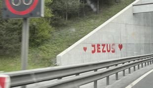 Napisi "Jezus" ob avtocesti: tak je prvi odziv odgovornih #foto