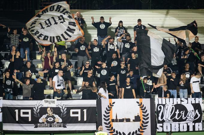 Muro je v četrtek spodbujalo več kot štiri tisoč gledalcev. | Foto: Blaž Weindorfer/Sportida