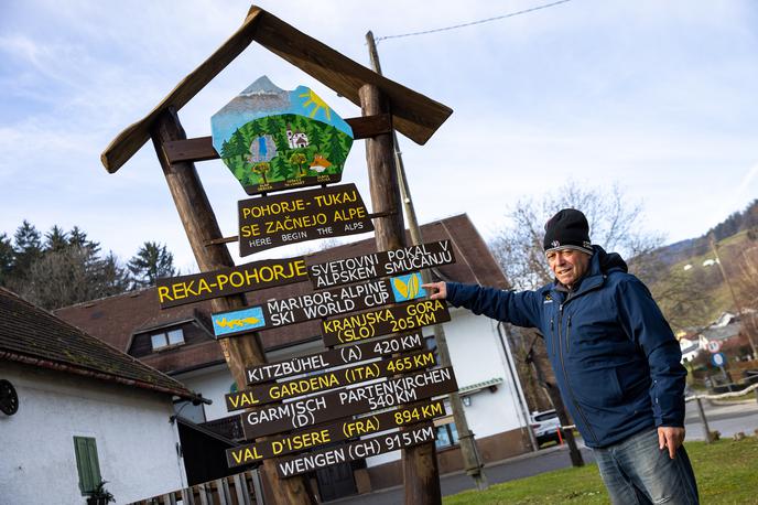 Andrej Rečnik vodja prog na Zlati Lisici | Andrej Rečnik pred domačo hišo ponosno pokaže tablo, ki nas usmeri na progo za Zlato Lisico. | Foto Matic Klanšek Velej/Sportida