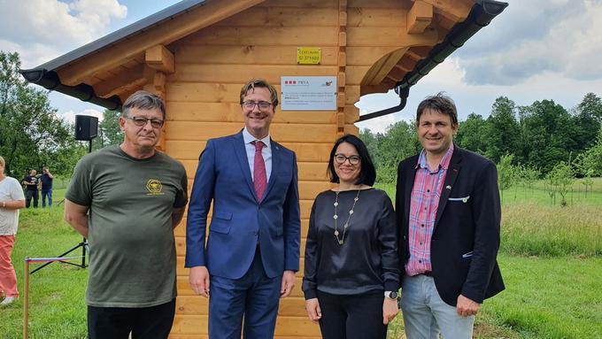 Učni čebelnjak #PRVAčebela že več kot leto dni z veseljem uporabljajo učenci OŠ Ob Rinži Kočevje. Na fotografiji dr. Vladimir Prebilič, občina Kočevje, Nataša Hajdinjak, PRVA Osebna zavarovalnica, Boštjan Noč, ČZS | Foto: 