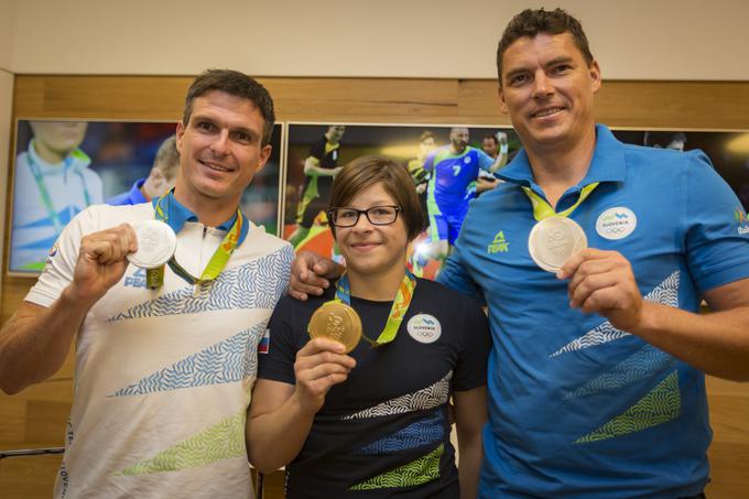 Srebri Petra Kauzerja in Vasilija Žbogarja med zlatom Tine Trstenjak. Manjka bronasta judoistka Ana Velenšek, ki se je že odpravila na zdravljenje kolena. | Foto: Bojan Puhek