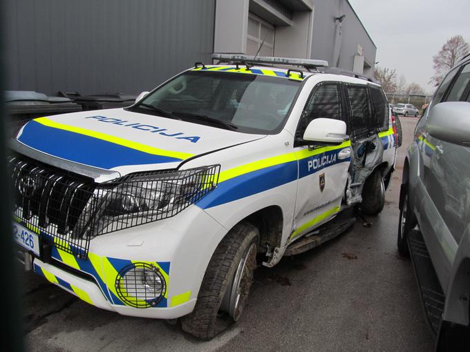 Bralec nam je poslal fotografijo poškodovane policijske toyote landcruiser. | Foto: 