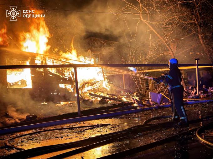 V mestu Izmail so po zračnem napadu izbruhnili požari.  | Foto: Reuters