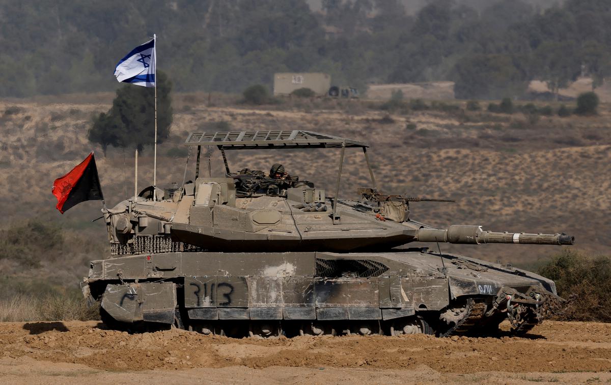 izraelska vojska, izraelski tank | Izrael trdi, da so cilji njegovih napadov utrdbe Hezbolaha, obenem pa obstreljuje tudi druge dele države.  | Foto Reuters