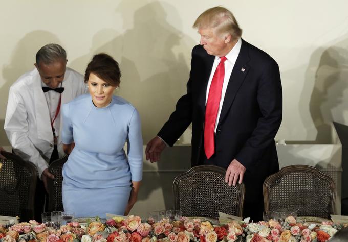 Melania brez zgornjega dela kostima. | Foto: Reuters