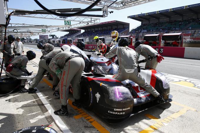 V običajnem dirkaškem tempu je moral letošnji zmagovalni dirkalnik porsche 919 hybrid gorivo dotočiti najkasneje na vsakih 14 krogov, skupno pa okoli tridesetkrat. | Foto: Porsche