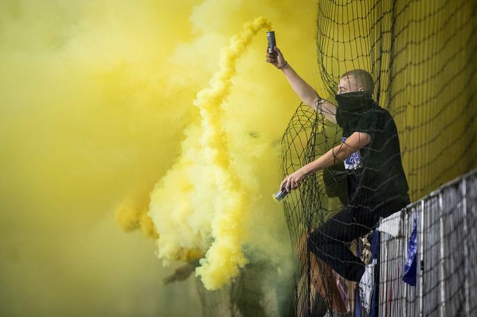 prva liga NK Maribor FC Koper | Nogometaši NK Maribor bodo morali zaradi nešportnega in neprimernega vedenja navijačev na tekmi proti Kopru tekmo proti Domžalam odigrati pred praznimi tribunami. | Foto Blaž Weindorfer/Sportida