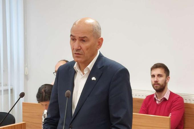 "Leta 2021 je Janša tvit objavil zato, ker se je Veselinovič 'delal pametnega' in dajal moralne nauke, čeprav je sam vrgel bolnega novinarja na cesto. Na podlagi vsega si je Janša ustvaril mnenje, ki ga je nato tudi zapisal na Twitterju," je ob zaključku postopka dejal Franci Matoz, zagovornik obtoženega. | Foto: STA ,