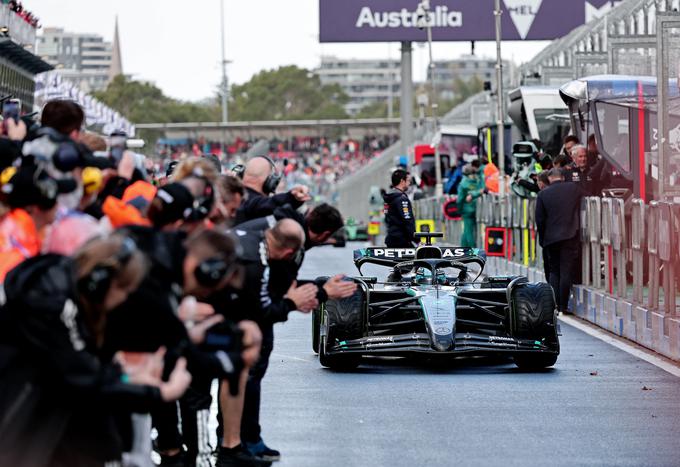 George Russell je končal na tretjem mestu. Mercedes ima po prvi dirki tako kot McLaren 28 točk, saj je bil Kimi Antonelli četrti. | Foto: Reuters