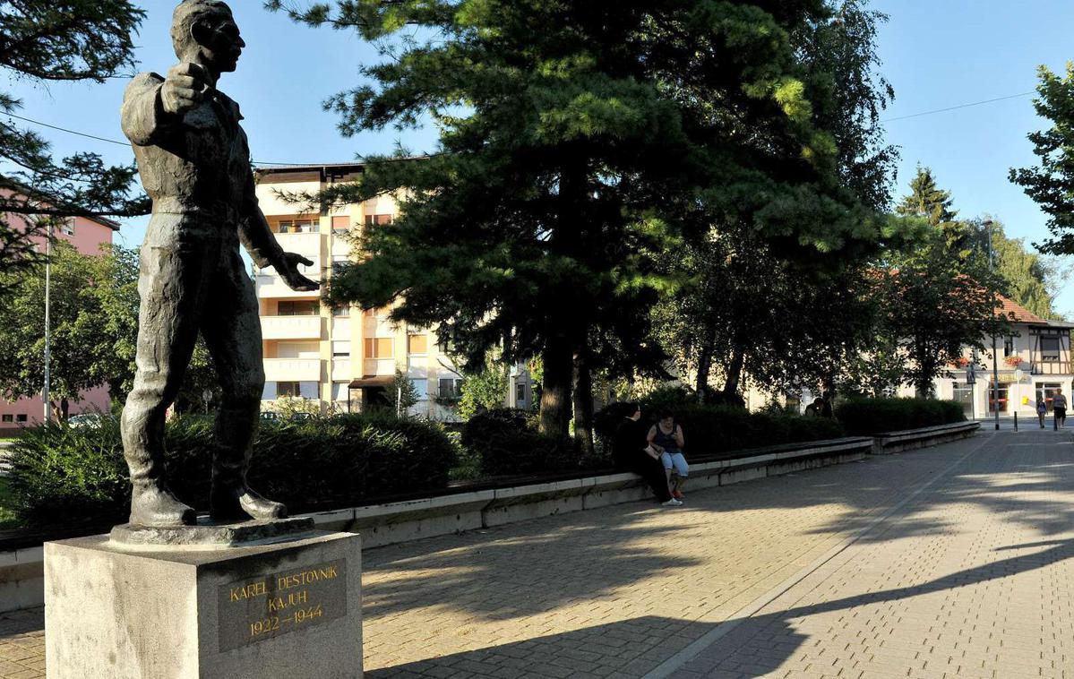 Karel Destovnik Kajuh | Spomenik Karlu Destovniku - Kajuhu v njegovem rodnem Šoštanju | Foto STA