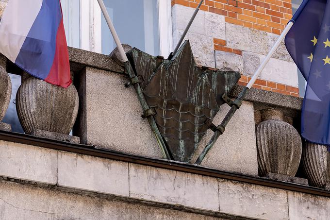 Jože Plečnik je bil prvi, ki je Triglav postavil v slovenski nacionalni simbol. Danes ga najdemo na pročelju stavbe NUK. | Foto: Ana Kovač