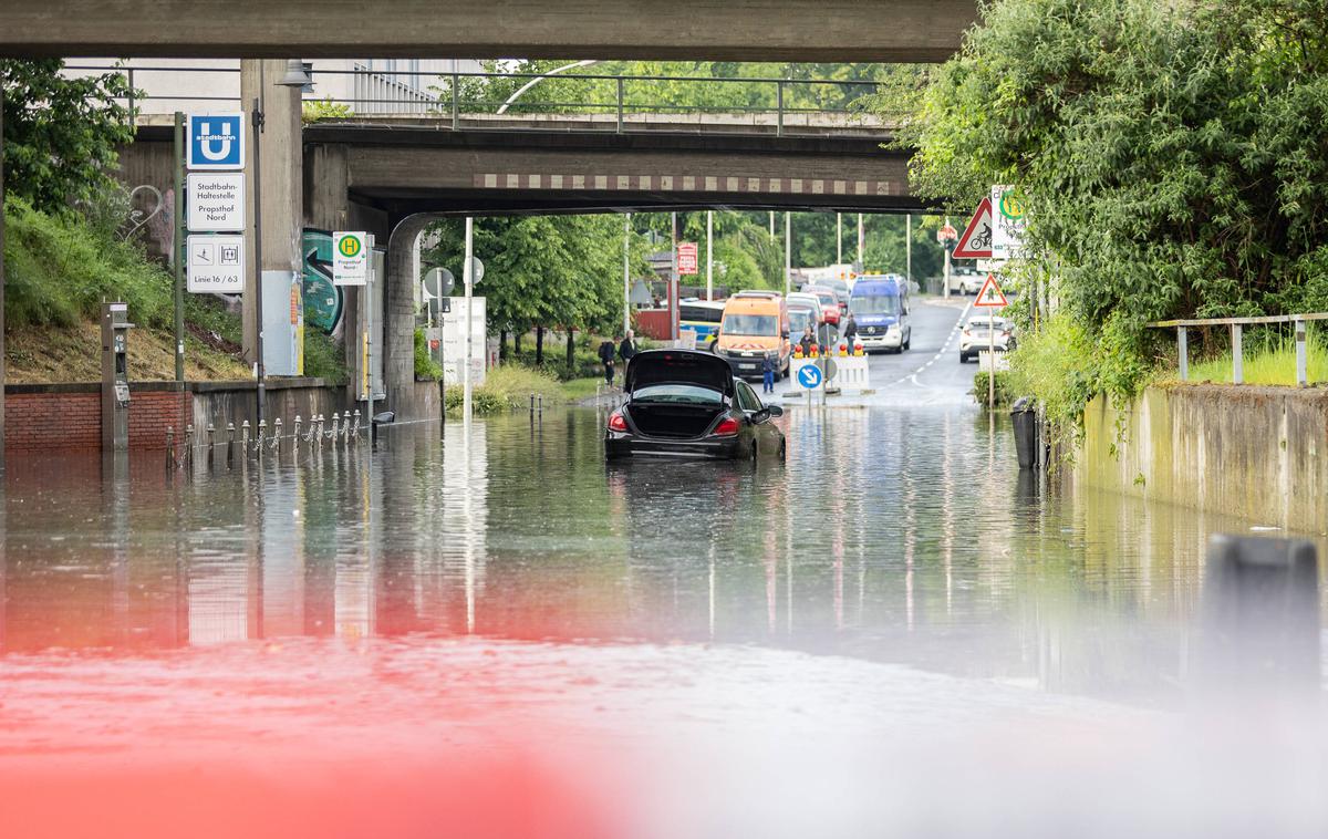 poplave v Nemčiji | Po podatkih nemškega urada za varstvo okolja in varnost pri delu so območje prizadele poplave, kakršne se zgodijo na 20 do 50 let. Nemška vremenska služba (DWD) je v manj kot 24 urah izmerila več kot 100 litrov dežja na kvadratni meter, kar je več kot v celotnem aprilu. | Foto Guliverimage