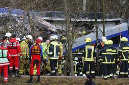 Vlaka trčila pri 100 kilometrih na uro, mrtvih 10 ljudi