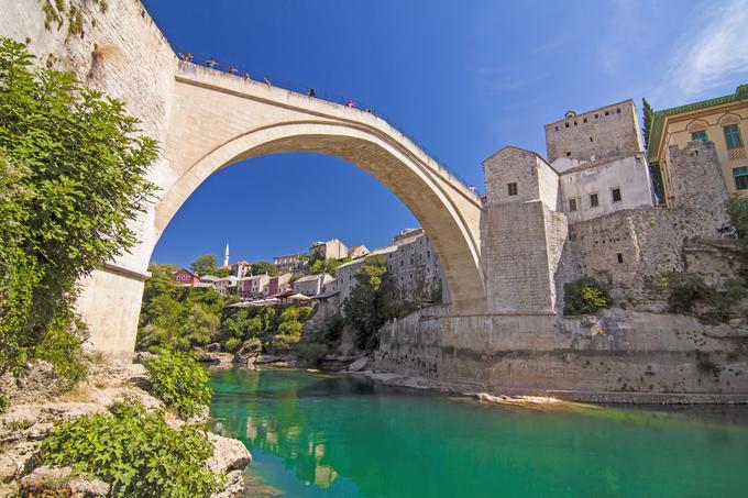 Bosna in Hercegovina je ena od držav, kjer je lokalno SIM-kartico mogoče dobiti v vsaki trafiki za manj kot tri evre in brez posebnih formalnosti. | Foto: Getty Images