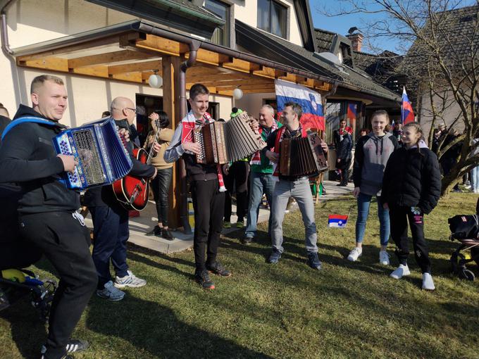 Harmonika in slovenske zastave na vrtu družine Kranjec v Bukovici pri Vodicah. | Foto: Matej Podgoršek