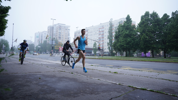 Štartal je v nedeljo ob 6.30, ker so ljubljanske ulcie takrat najbolj prazne, pot na Šmarno goro pa še ni tako oblegana.  | Foto: Uroš Bitenc