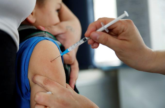 Čudežnega zdravila za koronavirus ni, ko pa bo, ga gotovo ne bodo tako propagirali. | Foto: Reuters