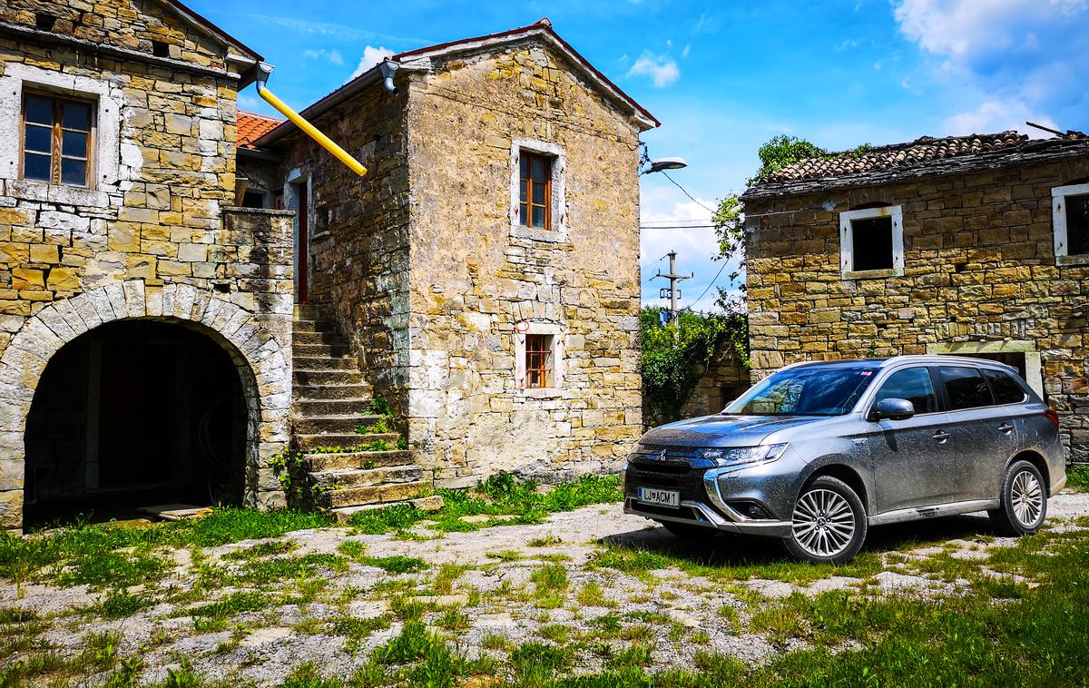 Mitsubishi outlander Abitanti | Mitsubishi outlander ima določen šarm nekoliko manj uglajenega, zato pa delno robatega avtomobila. Prepriča s svojim pogonom, tako na asfaltu kot tudi makadamu in lažjemu terenu. S priključno-hibridnim pogonom še vedno predstavlja enega redkih znanilcev avtomobilske prihodnosti v tem razredu.  | Foto Gregor Pavšič