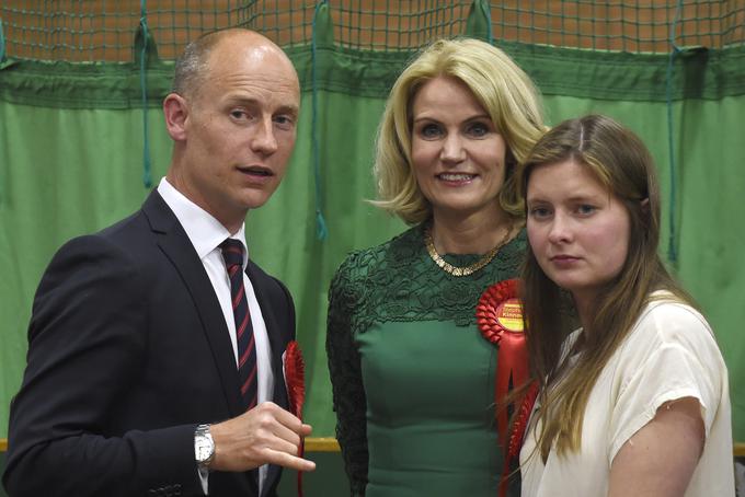 Zlati par evropske elite. To je eden od vzdevkov, ki sta ju dobila Valižan Stephen Kinnock in Thorning-Schmidtova. Zakonca imata hčerki Johanno (na fotografiji) in Camillo. Fotografija je posneta maja 2015, ko je Helle, takrat še danska premierka, na britanskih volitvah podprla svojega moža. | Foto: Reuters