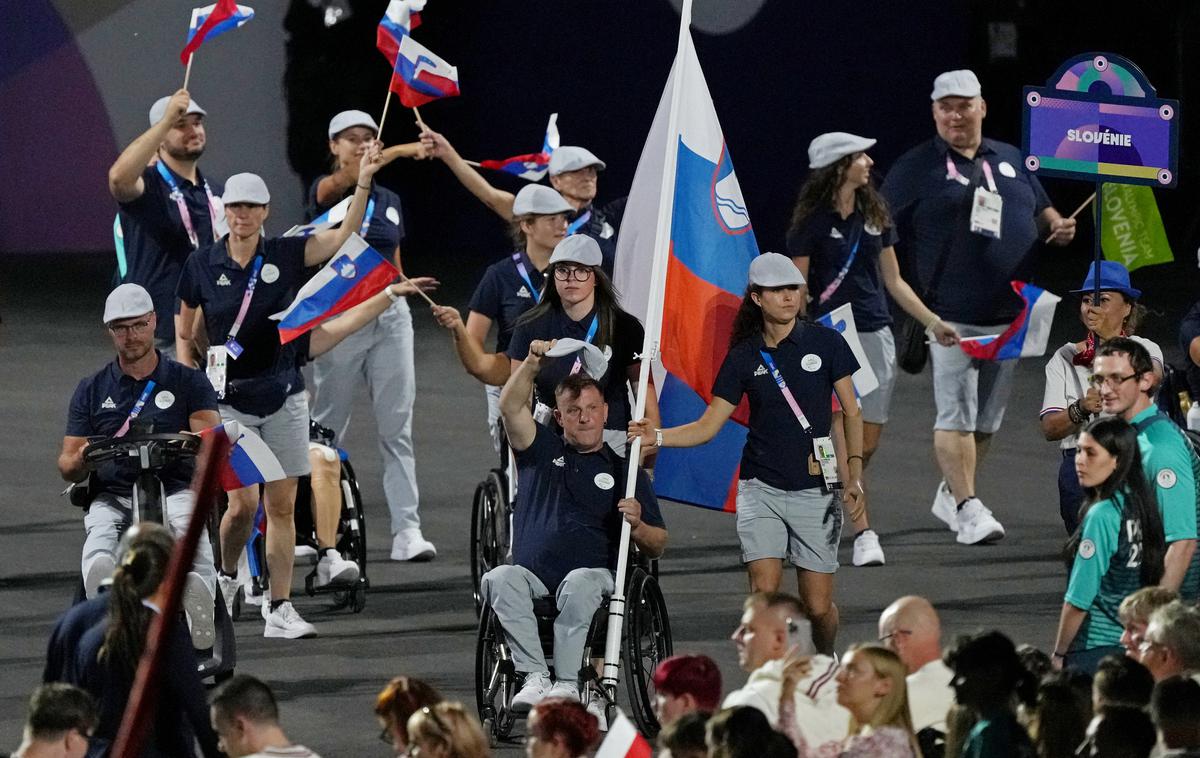 Paraolimpijske paralimpijske igre Pariz 2024 | Slovensko zastavo na slovesnosti sta nosila atlet Henrik Plank in odbojkarica sede Lena Gabršček. | Foto Reuters