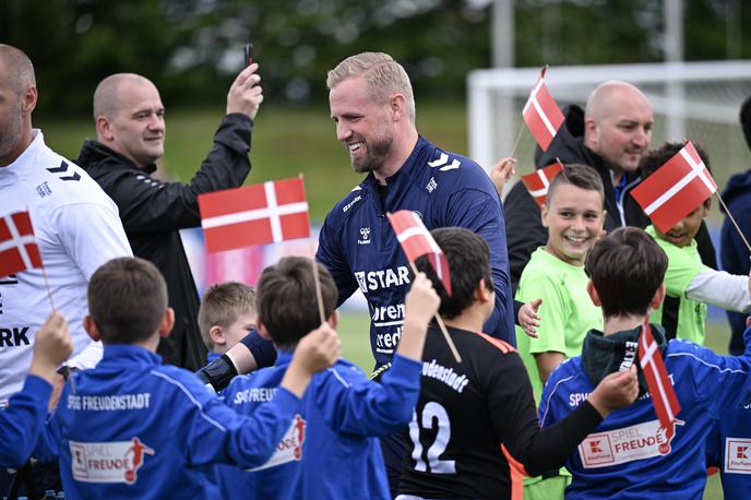 Kasper Schmeichel | Danski vratar Kasper Schmeichel na pripravah v Freudenstadtu, kjer jih je pozdravilo veliko mladih ljubiteljev nogometa. | Foto Guliverimage