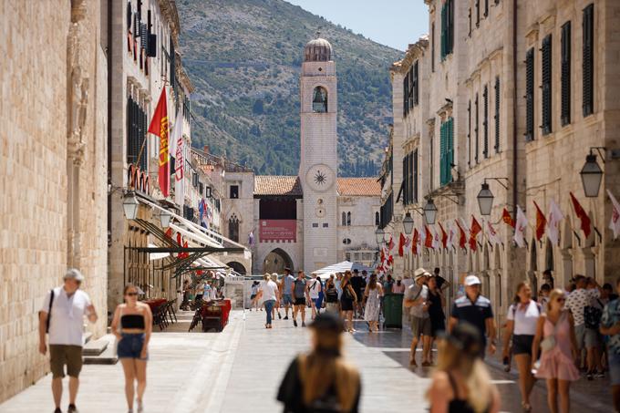 Na ulicah se nabira vedno več turistov, a jih je bistveno manj kot lani. | Foto: Reuters