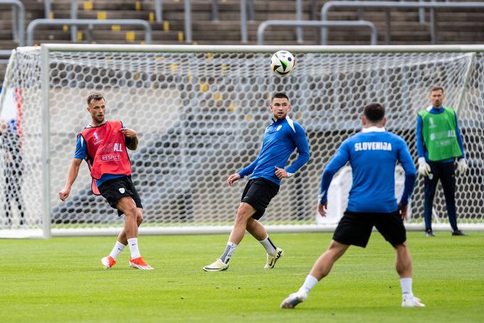 David Brekalo na treningu v Wuppertalu. Do zdaj je nastopil za reprezentanco 13-krat, dosegel en zadetek, v nedeljo pa bi lahko zaigral prvič na velikem tekmovanju.  | Foto: Guliverimage