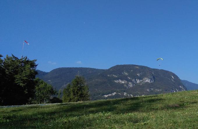 Padalci za varno letenje in pristanek potrebujejo nameščene vetrne vreče in druge merilne naprave (fotografija pristajalnega mesta ob Bohinjskem jezeru). | Foto: Andreja Lončar