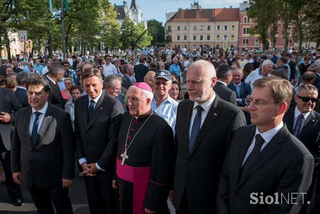 Odkritje spomenika vsem žrtvam vojn in z vojnami povezanim žrtvam