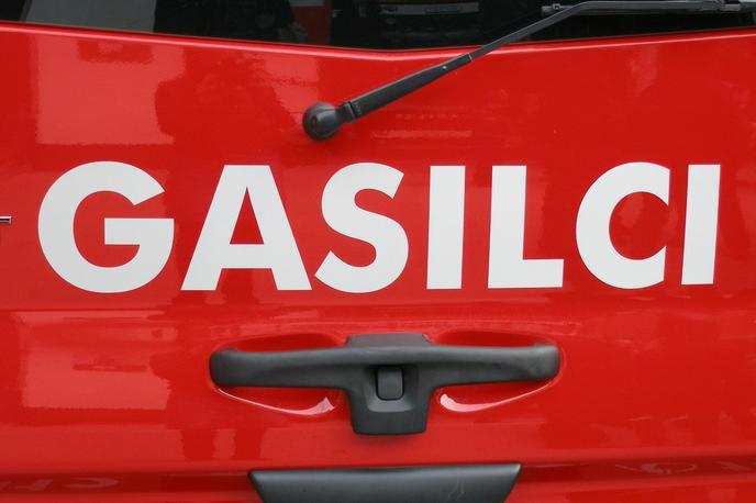 gasilci | Ob požaru so uspešno posredovali gasilci PGD Trata, Gosteče, Škofja Loka, Stara Loka, Virmaše Sveti Duh in JZ GRS Kranj. Požar so omejili in pogasili.