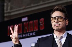 Igralec Robert Downey Jr. preseneča v duetu s Stingom (video)