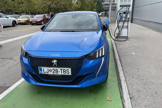 Peugeot e 208 električna polnilnica | Peugeotov čez štiri leta predvidoma ne bo mogoče več kupiti z bencinskimi motorji, dizelski pa so se praktično že poslovili. | Foto Gregor Pavšič