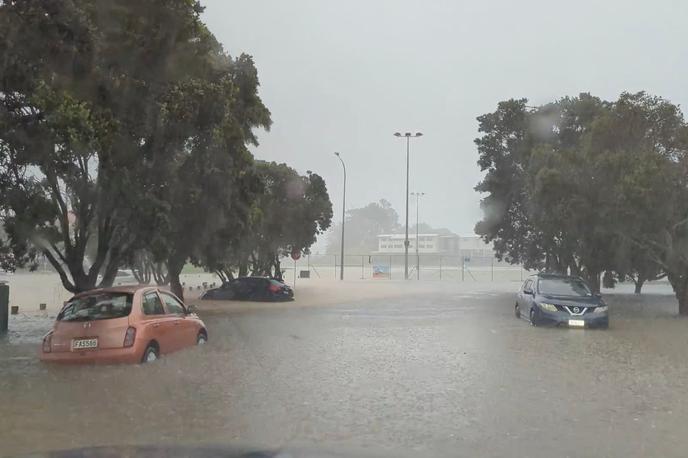 Nova Zelandija, poplave | Vremenoslovci so opozorili, da bodo vetrovi najverjetneje še vedno dovolj močni, da lahko poškodujejo drevesa in daljnovode, ter da v prihodnjih dneh pričakujejo večjo količino padavin, ki bi lahko povzročile nove poplave in zemeljske plazove. | Foto Reuters