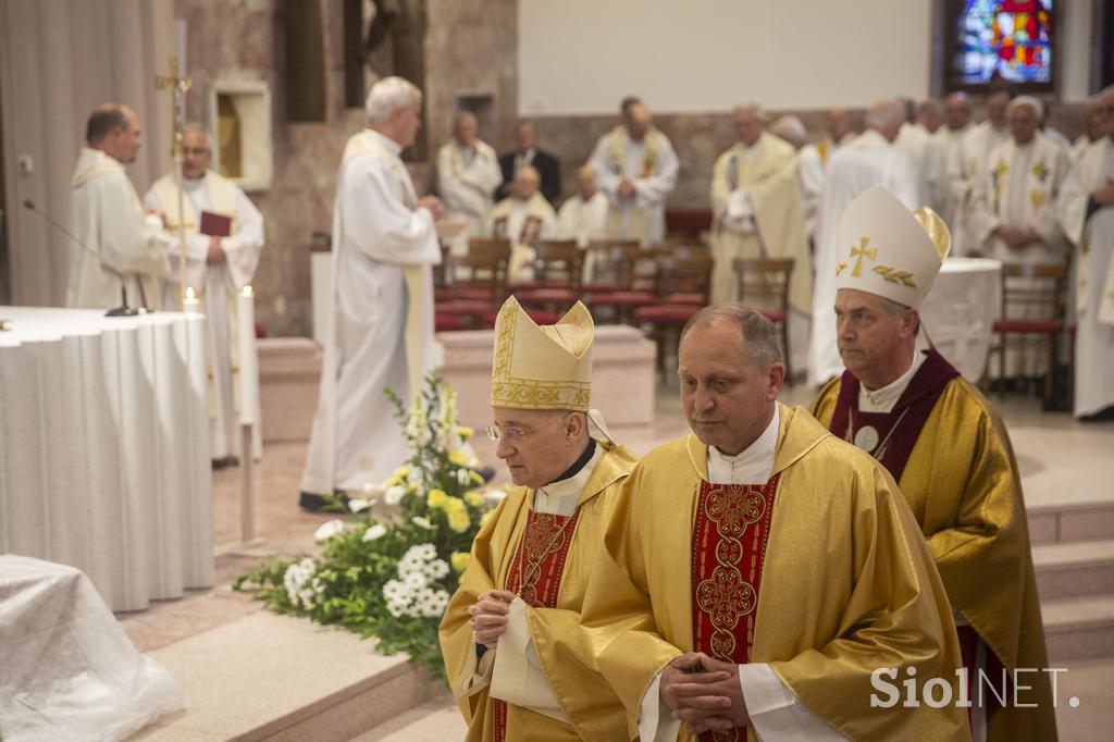 Maša ob 100-letnici cerkve Marije Pomočnice na Rakovniku z mašo, ki jo je vodil kardinal Angel F. Artime. Cerkev