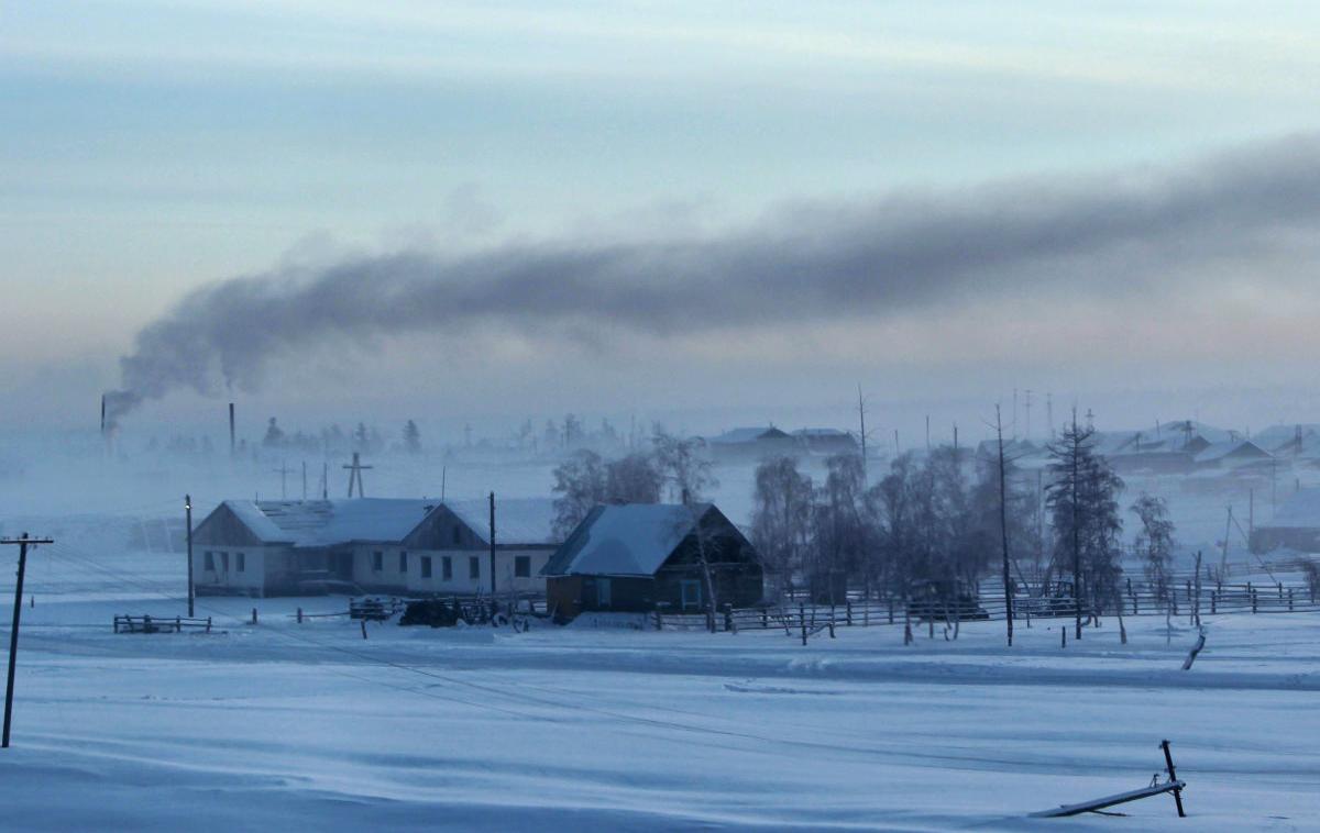 Verhojansk, Sibirija, mraz, zima | V Verhojansku, Ojmjakonu in drugih krajih v sibirski regiji Jakutiji poleti sicer kar pogosto izmerijo temperature nad 30 stopinjami Celzija, a tako toplo kot v soboto ni tam bilo še nikoli, zaradi česar nekateri vremenoslovci že ugibajo, da gre za (pre)zgodnje pokazatelje učinkov globalnega segrevanja. | Foto Reuters