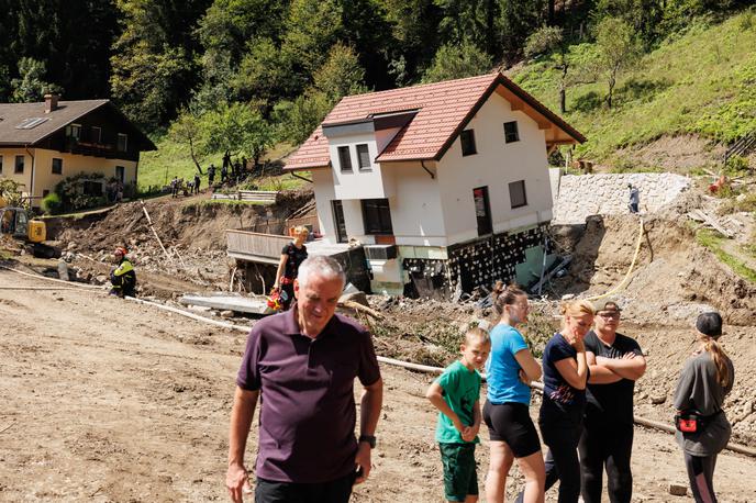 Poplave, Struge | Vas Struge v bližini Luč in prevrnjena hiša, eden najbolj prepoznavnih prizorov, ki so posledica lanskih katastrofalnih poplav. | Foto STA